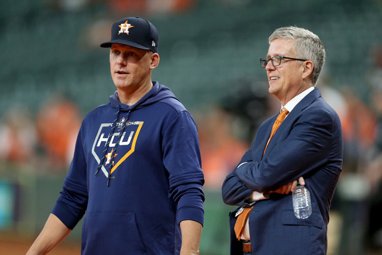 Luhnow y Hinch despedidos por los Astros de Houston tras ser suspendidos