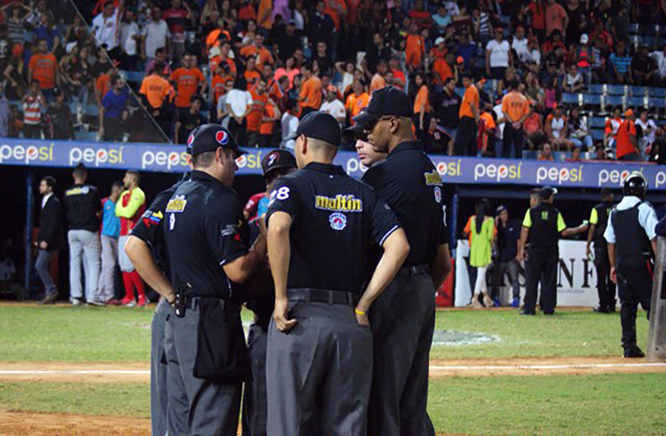 Venezuela evalúa permitir aforo del 40 % en estadios de béisbol