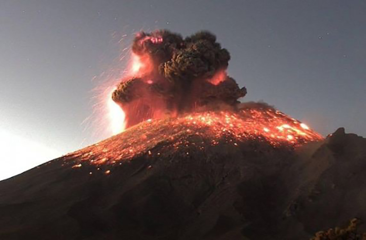 Impresionante explosión del volcán Popocatépetl en México  