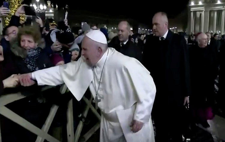 Papa Francisco se reencontró con la mujer a la que le dio el manotazo