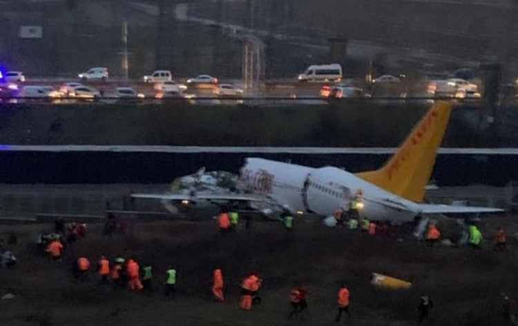 Turquía: Avión de pasajeros sale de la pista y se parte en tres sin dejar víctimas fatales 