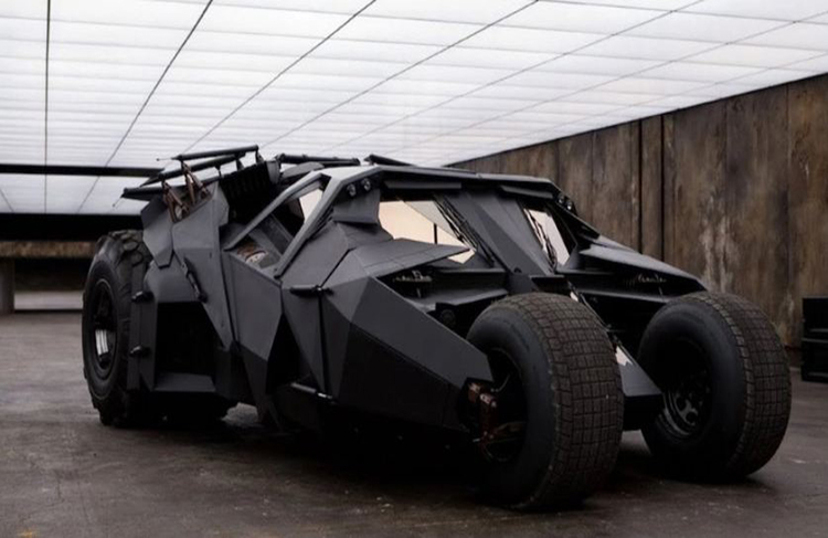 En Rusia detienen a Batman en su batimovil por ir a exceso de velocidad