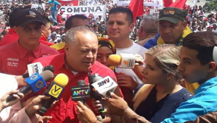 Cabello aseguró que el pueblo indignado fue el que recibió a Guaidó en Maiquetía