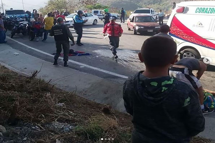 Fotos+Video: 33 niños y seis adultos heridos por vuelco de autobús en autopista Caracas-La Guaira