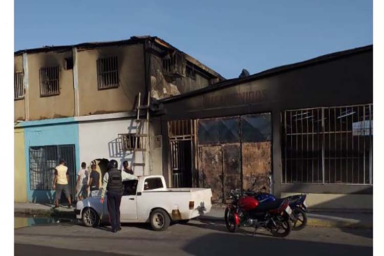 Piden alimentos, ropa y calzado para víctimas de incendio en el sector 5 de Julio de Coro