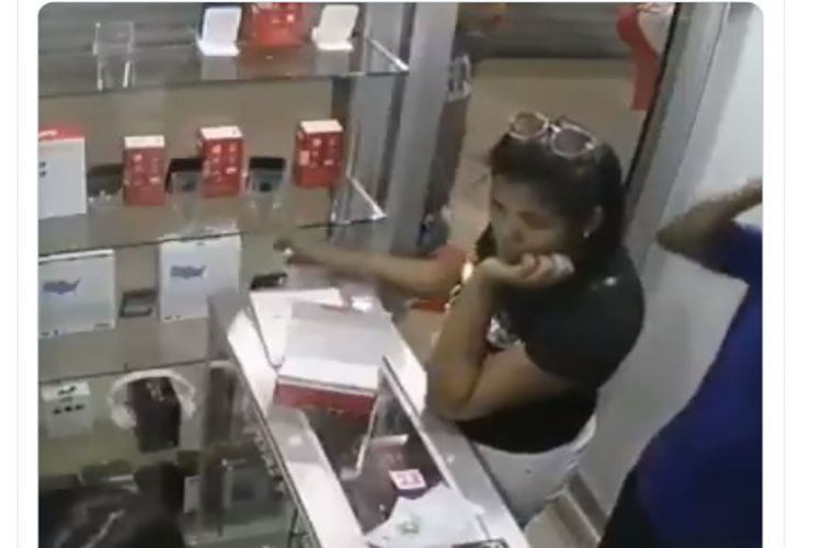 VIDEO| Cachan a mujer robando un celular en una tienda de Carabobo