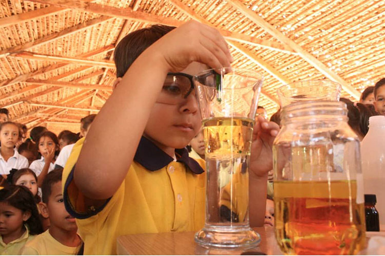 Niños de la UNEFM en un día por la Ciencia