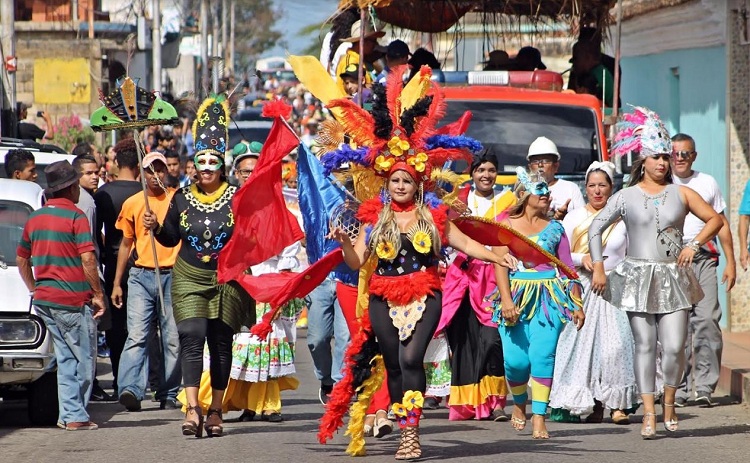Zamora se contagio de carnavales  con un vistoso desfile escolar