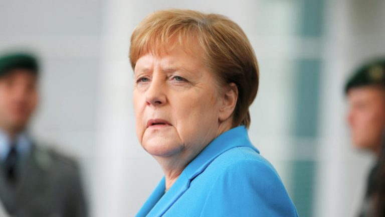Angela Merkel recibe primera dosis de la vacuna de AstraZeneca