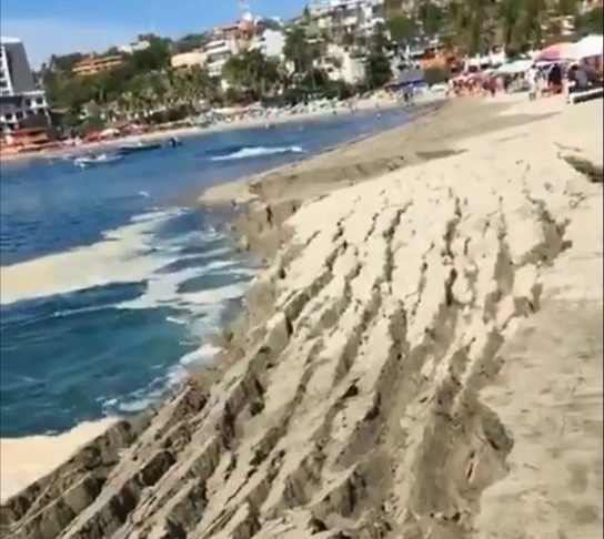 Vídeo: Momento en el que se hunde gran parte de la arena en una playa