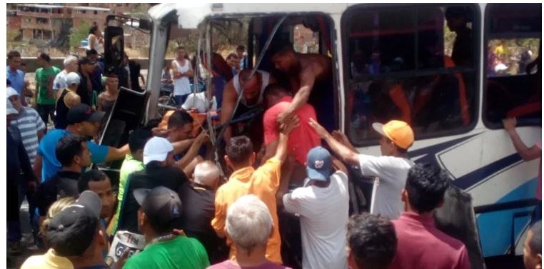 Accidente en la autopista Gran Mariscal de Ayacucho dejó varios heridos