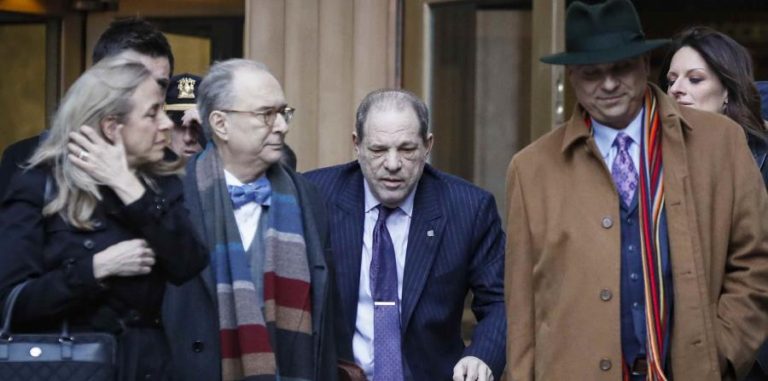 Miembros del jurado deliberan por segundo día en juicio a Harvey Weinstein