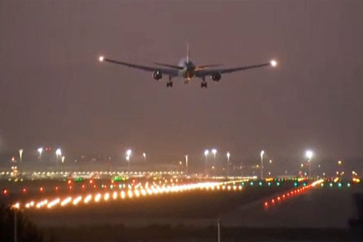 Así fue el aterrizaje de emergencia de un avión en Madrid (+Video)