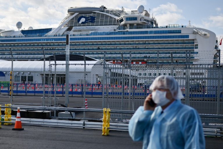 Mueren dos pasajeros del crucero afectado por coronavirus en Japón