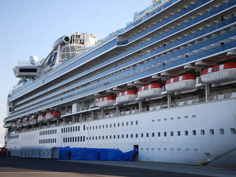 Comienzan a salir pasajeros que estaban en cuarentena en crucero en Japón