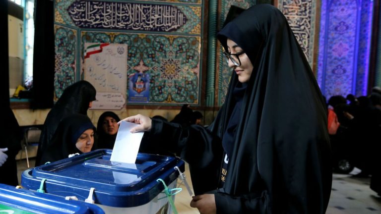 Irán celebra elecciones que probablemente fortalezcan posiciones más duras