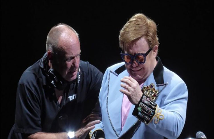 Elton John perdió la voz y abandonó el escenario en llanto