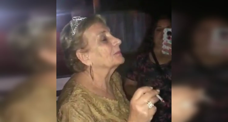 Abuela cumple 80 años y los celebra fumando marihuana