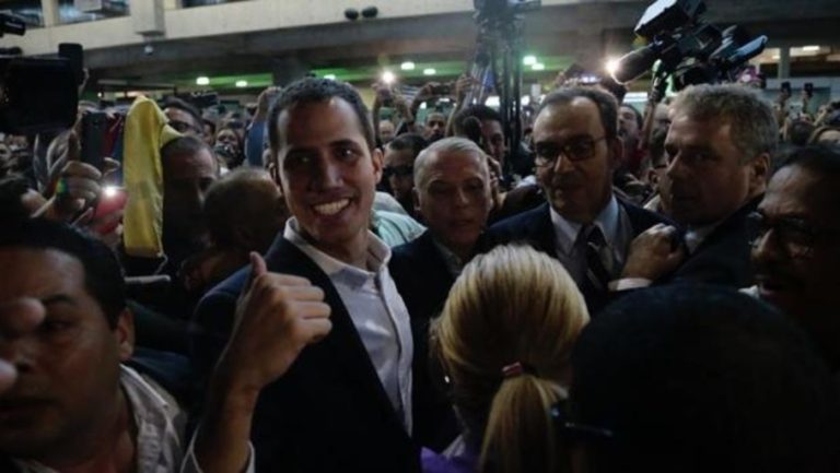 Juan Guaidó llega a Maiquetía y se dirige a plaza de Chacao en Caracas