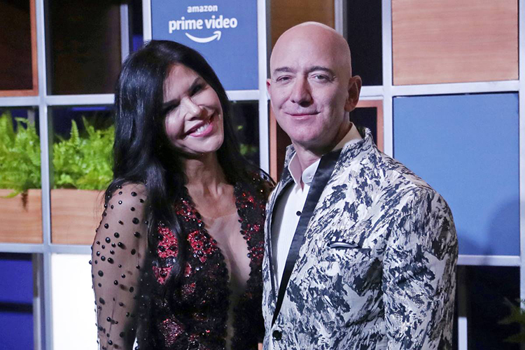 Fundador de Amazon Jeff Bezos está comprometido a un año de su divorcio