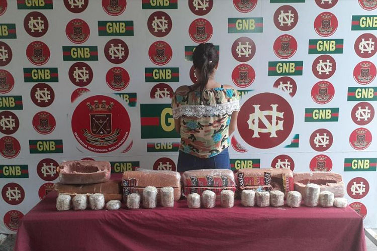 GNB detuvo a una mujer que llevaba droga en seis piezas de jamón