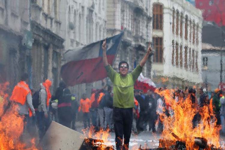 Expulsan a venezolano de Chile por vaciar un camión de escombros durante protestas
