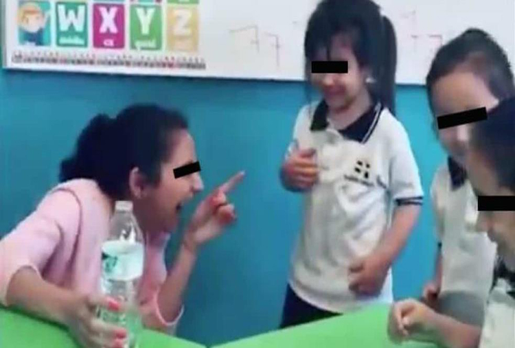 Maestra fue despedida luego de mojar de manera intencional a una pequeña estudiante