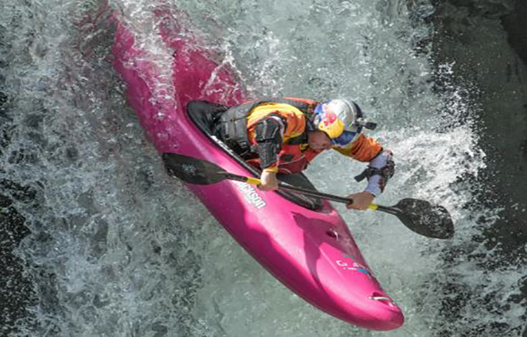 Deportista saltó desde más de 40 metros con su kayak en una cascada de Chile