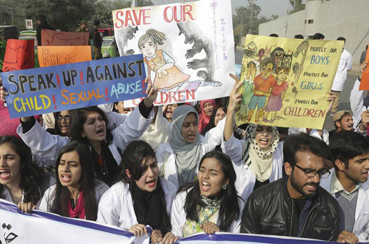 En Pakistán piden ahorcar en público violadores y asesinos de niños