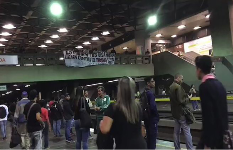 Estudiantes de la UCV protestan en el Metro de Caracas