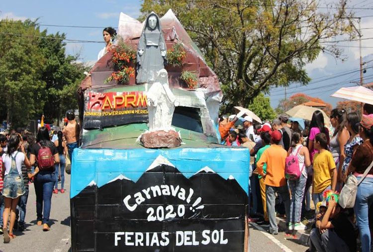 Conmemoraron con desfile 50 años de la Feria Internacional del Sol en Mérida