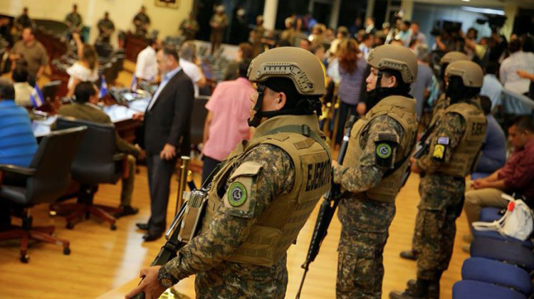 Presidente salvadoreño entró al congreso con militares