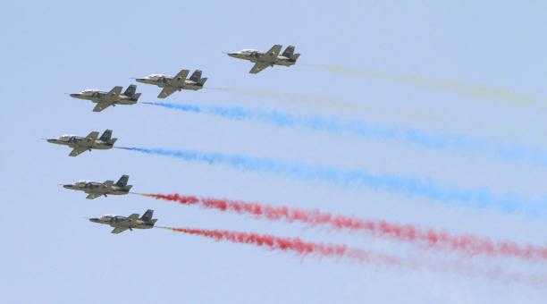 Aviación Militar pinta los cielos de Caracas con el tricolor nacional