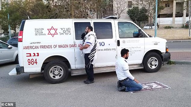 Frente a la pandemia: Paramedicos judío  y musulmán orán juntos