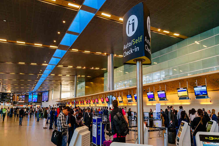 Venezolanos quedan varados en aeropuerto de Bogotá