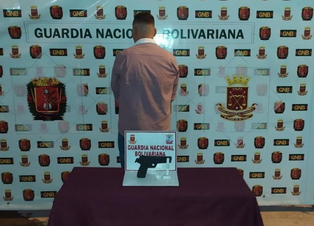Mérida: GNB atrapa hombre con arma de fuego en la Victoria