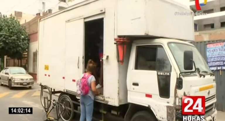 En Perú: Numerosa familia de venezolanos vive en un camión