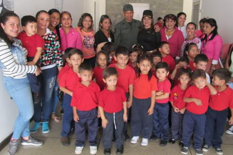 Comando GNB Mérida compartió con niños y docentes de la “Andrés Bello”