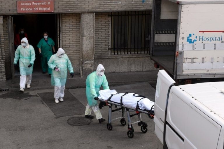 España registra máximo diario de muertos por virus