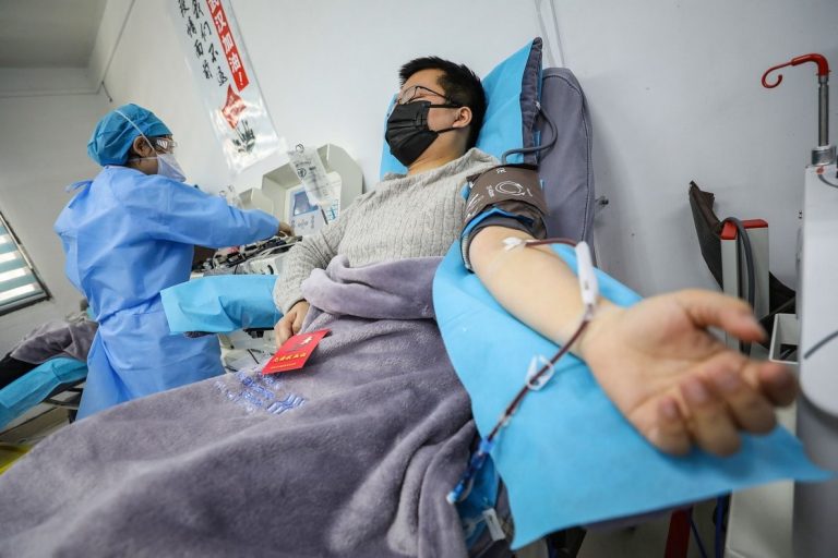 Hubei relaja restricciones, pero casos de coronavirus se duplican en China