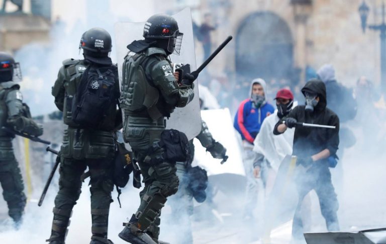 Policía de Colombia utilizó fuerza excesiva durante protestas, según informe de HRW