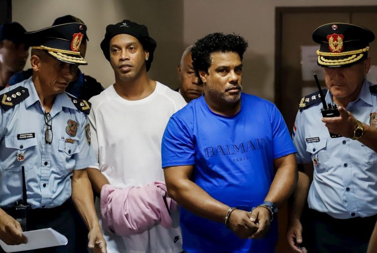 Ronaldinho y su hermano seguirán en prisión preventiva en Paraguay