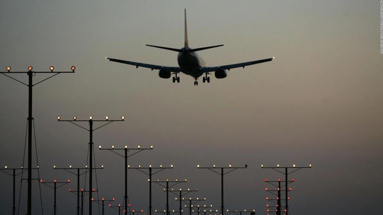 Aerolíneas recortan viajes, empleos y salarios por nuevas restricciones de desplazamiento