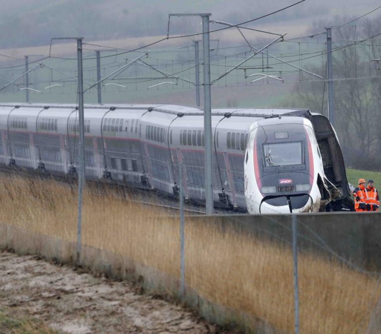 Un tren se descarrila en París y deja 21 personas heridas