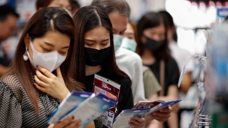 China suaviza las restricciones ante la caída de las infecciones de coronavirus