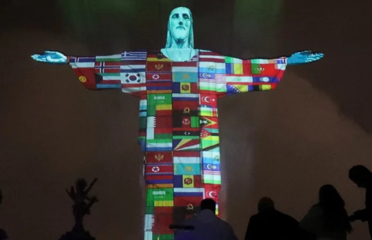 Iluminan Cristo Redentor de Río de Janeiro con banderas de países afectados por coronavirus