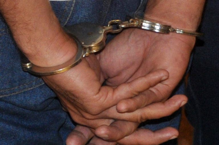 Arrestan a jefe policial por presuntamente recibir sobornos en estación de servicio