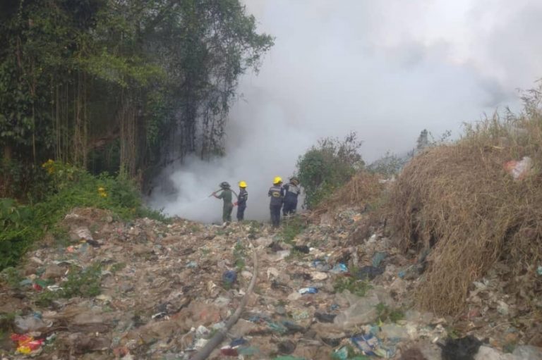 Dentro del humo: Crecen incendios forestales y la quema de basura en Trujillo