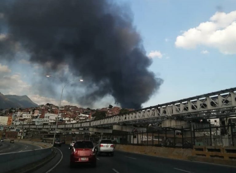 Se registra incendio de gran magnitud en depósitos del CNE en Mariche