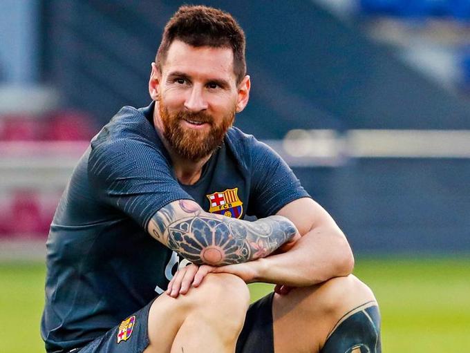 Messi celebra su récord de 147 partidos con Argentina, compartido con Mascherano